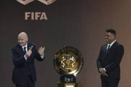 El presidente de la FIFA, Gianni Infantino, y el retirado futbolista Ronaldo, fueron quienes presentaron el trofeo del Mundial de Clubes.