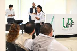 Autoridades locales y educativas debatiendo estrategias de seguridad escolar.