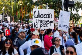 Una vez más, la ciudadanía salió a las calles para exigir paz y el cese de la violencia en Sinaloa. Este domingo 26 de enero, miles de ciudadanos se reunieron frente a la Catedral y, con cartulinas, lonas y fichas de desaparecidos en mano, marcharon vestidos de blanco por la Avenida Álvaro Obregón hasta la cima de La Lomita.