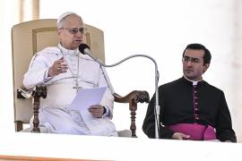 El Papa León XIV (izquierda) preside la audiencia general semanal en la Plaza de San Pedro, en la Ciudad del Vaticano.
