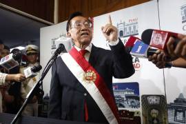 El nuevo mandatario interino de Perú, José María Balcázar, habla en una rueda de prensa en Lima (Perú).