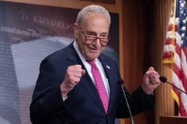 El líder de la mayoría del Senado, Chuck Schumer, da una conferencia de prensa después de que el Senado aprobara una ley para aumentar el techo de la deuda, en el Capitolio de Washington, D.C..