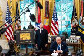 El presidente Trump firmó una orden que añade una cuota de 100 mil dólares para los nuevos solicitantes de visas H-1B.