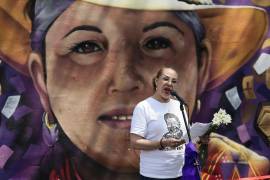 Rosa María Breach, hermana de la periodista Miroslava Breach, en la inauguraron del mural ‘El silencio es complicidad’ en Ciudad de México (México).