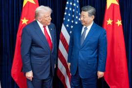 Trump y Xi Jinping posando juntos en la cumbre, una imagen que ilustra la búsqueda de acuerdos en medio de las tensiones comerciales y políticas.