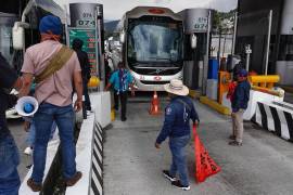 En distintas gasolineras se observaron largas filas de unidades para cargar combustible.