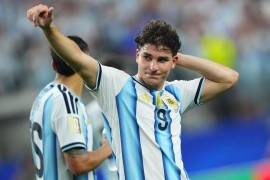 El presidente blaugrana reveló que el Barcelona presentó una oferta formal por Julián Álvarez, valuada en cerca de 100 millones de euros.