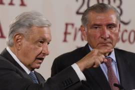 El expresidente López Obrador salió de Tabasco no sólo para operar en favor del senador, asegura Riva Palacio, sino también en defender sus propios intereses, pues los conflictos lo involucran tanto a él como a sus hijos.