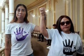 Esmeralda Millán (i) y Carmen Sánchez (d), quienes fueron atacadas con ácido por sus exparejas, celebraron la aprobación de la Ley Ácida por el Congreso de Puebla, que lo castiga como tentativa de feminicidio.