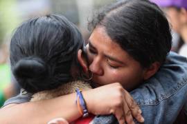 Distintos colectivos de mujeres se manifestaron este viernes en la Ciudad de México para demandar que se revierta la condena de seis años y dos meses en contra de Roxana Ruiz, por asesinar en defensa propia a su violador.