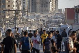 Una vista general de las filas de tiendas de campaña que albergan a palestinos desplazados internos a lo largo de la costa de Gaza. El concepto de guerra cognitiva es tomado muy en serio por los países occidentales.