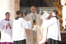 El papa León XIV preside una misa en la plaza de San Pedro en el Vaticano, en la que canonizó a siete nuevos santos de la Iglesia católica, el domingo 19 de octubre de 2025. FOTO: