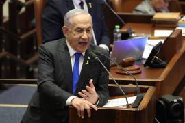 El primer ministro israelí, Benjamin Netanyahu, se dirige a la Knesset, el parlamento israelí, en Jerusalén, durante un debate por la oposición contra la gestión de la crisis en Gaza.