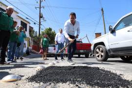 El alcalde Javier Díaz González supervisó los trabajos de bacheo en la colonia Anáhuac como parte del programa “Aquí Andamos”, que ha atendido más de 48 mil baches en la ciudad.