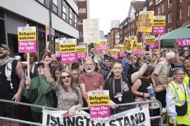 Manifestantes de la campaña Stand Up To Racism se congregan frente al Hotel Thistle City Barbican, en el centro de Londres, que alberga a solicitantes de asilo. FOTO:
