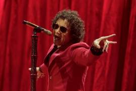 De acuerdo a fanáticos un hecho similar sucedió durante su paso por México, en donde si arrebató teléfonos a los asistentes de la primera fila para continuar el concierto.