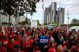 Los huelguistas del United Auto Workers celebran una manifestación en el centro de Detroit el viernes 15 de septiembre de 2023.