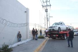 El accidente no dejó personas lesionadas, pero sí importantes daños materiales en una empresa del parque industrial Mencorsa, donde una camioneta estuvo a punto de precipitarse a un nivel inferior.