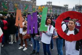 Partidarios del presidente mexicano Andrés Manuel López Obrador sostienen sus iniciales afuera del Palacio Nacional, donde ofrece su última conferencia de prensa matutina, “La Mañanera”, en la Ciudad de México.