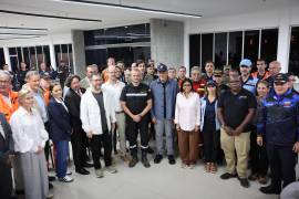 Fotografía cedida por el Palacio de Miraflores de la presidenta encargada de Venezuela, Delcy Rodríguez, posando junto a rescatistas internacionales este sábado, en La Guaira, Venezuela.