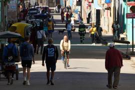 El goteo de petróleo que llega a la nación caribeña altera la cotidianidad de sus habitantes, transformando el paisaje urbano hacia una movilidad predominantemente peatonal y en bicicleta.