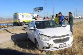 El Chevrolet Aveo terminó en un predio baldío tras ser impactado lateralmente en el bulevar Antonio Cárdenas.