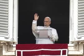 El papa León XIV aparece en la ventana de su estudio para bendecir a los fieles reunidos en la plaza de San Pedro del Vaticano para la plegaria del Angelus, el domingo 14 de septiembre de 2025. FOTO: