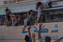 Un total de 154 prisioneros palestinos liberados por Israel para ser deportados según el acuerdo de alto el fuego entre Israel y Hamás llegaron al norte de Egipto.