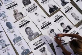 Jacklin Ibarreto, cuyo padre Miguel Ibarreto está detenido, exhibe fotos de presos políticos en la Universidad Central de Venezuela en Caracas, Venezuela, el martes 13 de enero de 2026.