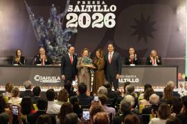 Silvia de las Fuentes García y su hija Liliana de la Peña recibieron la Presea Saltillo 2026 Post Mortem otorgada a Carlos Eugenio de la Peña Ramos.