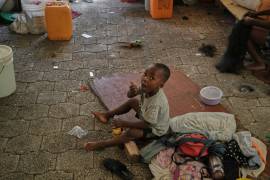 Un niño juega en un refugio para familias desplazadas por la violencia de las pandillas en Puerto Príncipe, Haití.