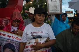 Luz María Telumbre, cuyo hijo Christian es uno de los 43 estudiantes desaparecidos de la escuela Normal Rural Raúl Isidro Burgos hace 10 años, protesta y pide justicia en Ciudad de México.