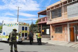 Bomberos y paramédicos atendieron la emergencia en la colonia Lomas de San Javier, donde un tanque de gas explotó dentro de una vivienda.