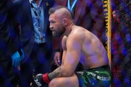 Conor McGregor cayó lesionado ante Max Holloway tras cinco años alejado del octágono de UFC.