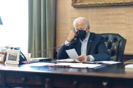 Foto proporcionada por La Casa Blanca, el presidente de Estados Unidos, Joe Biden, habla por teléfono con su equipo de seguridad nacional.