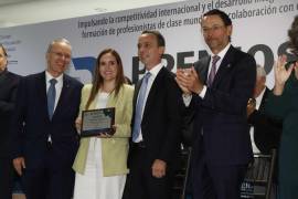 Junto al presidente nacional de la Coparmex, José Medina Mora, los líderes saliente y entrante de la Coparmex Sureste encabezaron la entrega de galardones.