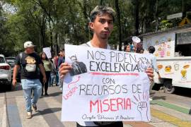 Estudiantes del IPN en universidades del Reino Unido enfrentan falta de recursos tras suspensión de becas; adeudos y visas en riesgo complican su continuidad académica.
