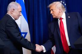 El presidente estadounidense Donald Trump estrecha la mano del primer ministro israelí, Benjamin Netanyahu, durante una conferencia de prensa en Mar-a-Lago en Palm Beach, Florida.
