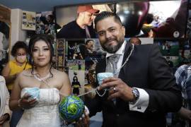 Compromiso. Los novios eligieron casarse en la religión de Maradona.