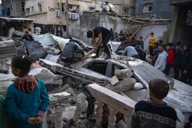 En esta imagen de archivo, palestinos inspeccionan una vivienda alcanzada por un bombardeo israelí en Rafah, en el sur de la Franja de Gaza, el 20 de diciembre de 2023.