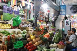 Los hogares mexicanos todavía consumen más que hace un año, pero el avance mensual habría desaparecido en julio.