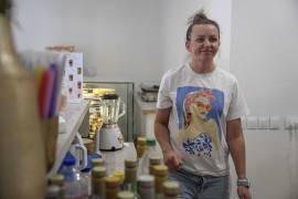 Olena Voronkova recibe pedidos en su cafetería en Kramatorsk, Ucrania. La población anterior a la guerra de 147,000 ha disminuido pero los restaurantes y cafés permanecen abiertos.