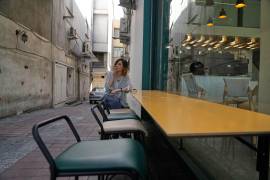Una mujer fuma un cigarrillo en la terraza de un café en el centro de Teherán, Irán.