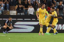 Santi Giménez volvió a ser titular con el Milan en la goleada sobre Udinese que encaminó Christian Pulisic, aunque no logró estrenarse como goleador en la Serie A.