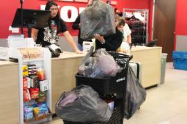 Esto ocurre en un momento en que la confianza del consumidor en la economía de EU cayó por elcierre del gobierno federal, la débil contratación y la inflación. FOTO: