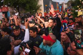 El conductor logró una conexión con los niños que llegaron a pedir un juguete.