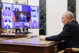 El presidente ruso, Vladimir Putin, preside una reunión del Consejo de Seguridad por videoconferencia en el Kremlin, en Moscú.