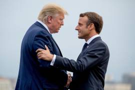El presidente Donald Trump y el presidente francés Emmanuel Macron se saludan en la cumbre del G-7 antes de una cena en el Faro de Biarritz, Francia, el 24 de agosto de 2019.