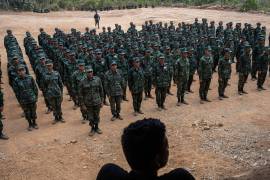 Un grupo rebelde prodemocracia durante un simulacro en el estado de Karen, Myanmar. El arma de fuego semiautomática casera conocida como FGC-9 ha aparecido en manos de rebeldes en Myanmar.