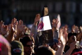 Cientos de familiares de personas desaparecidas, así como población civil se dieron cita en el Zócalo ante la convocatoria de luto nacional por los hechos ocurridos en Teuchitlán, Jalisco.